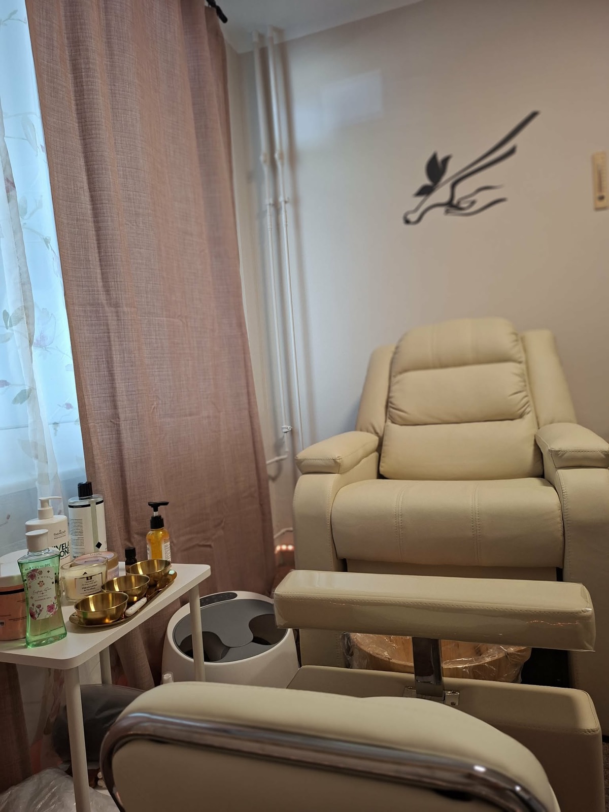 Fuß Spa Bereich mit bequemem Sessel und Fußbad
